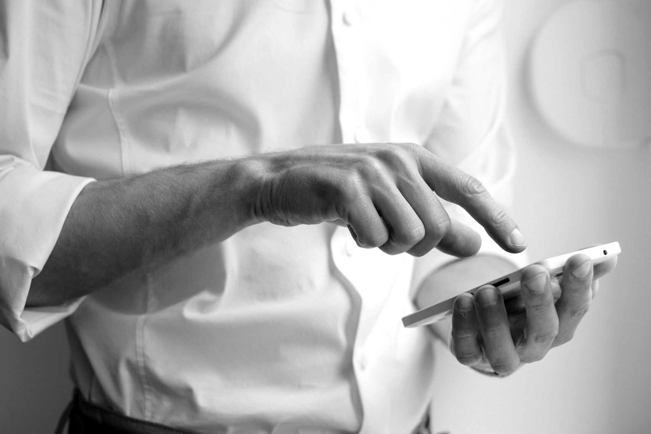 Eine Hand bedient ein Smartphone